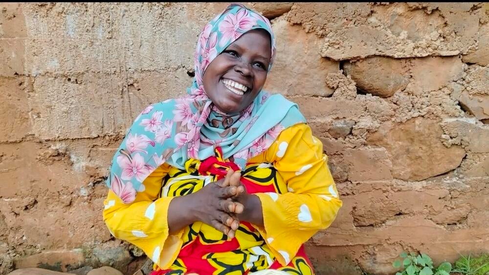 Sitty Ahamadi, entrain de sourire en discutant avec l'équipe de l'UNFPA Comores