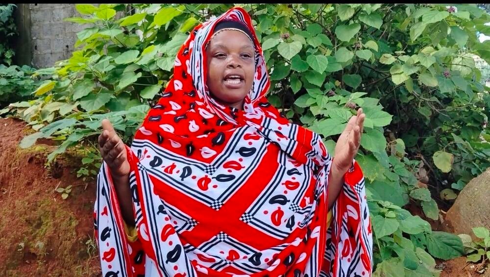Hanati Sidi, les mains levées au ciel
