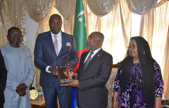 Son Excellence Monsieur Azali Assoumani Président de l'Union des Comores reçoit le rapport sur l'état de la population mondiale 2019