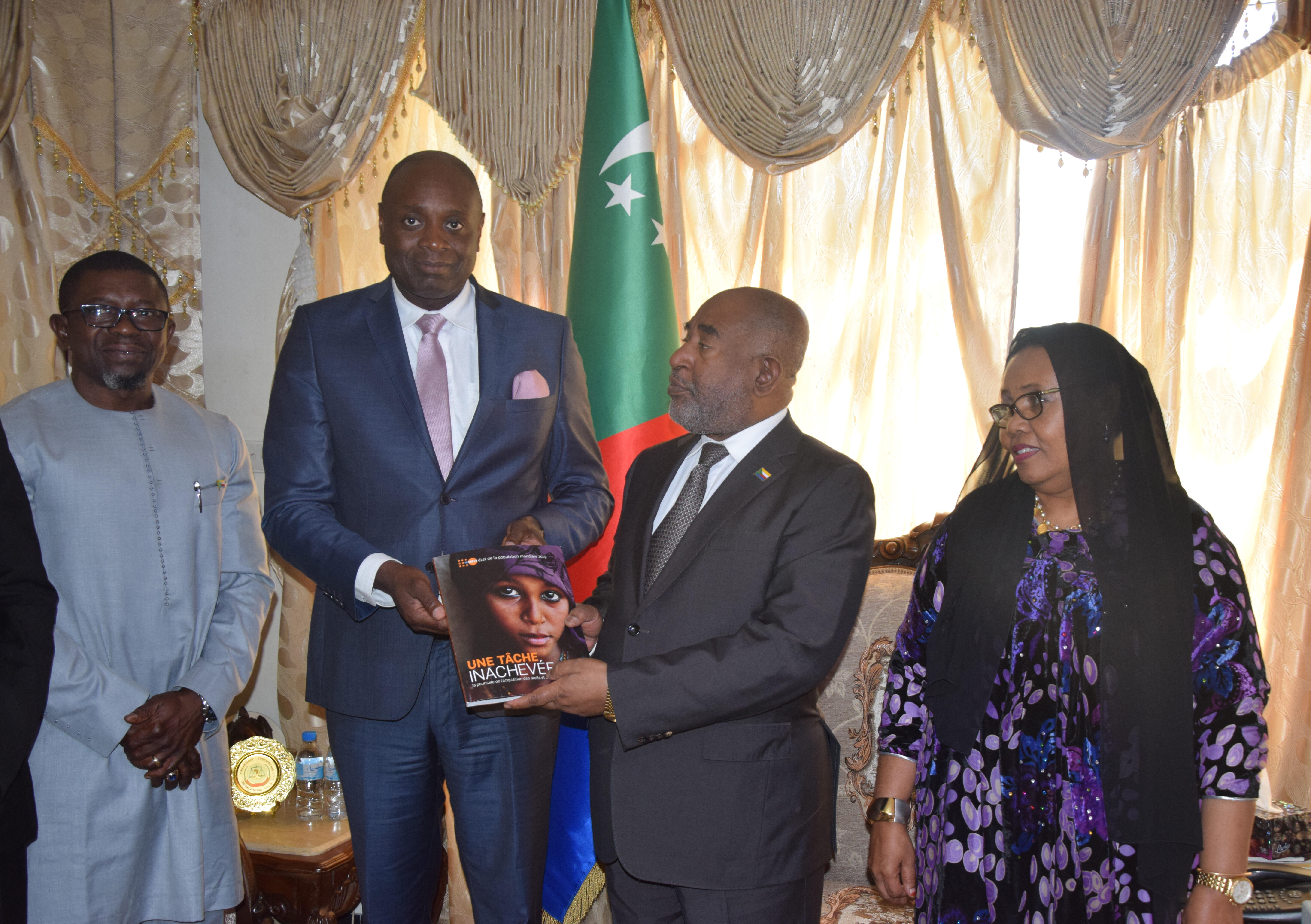 Son Excellence Monsieur Azali Assoumani Président de l'Union des Comores reçoit le rapport sur l'état de la population mondiale 2019