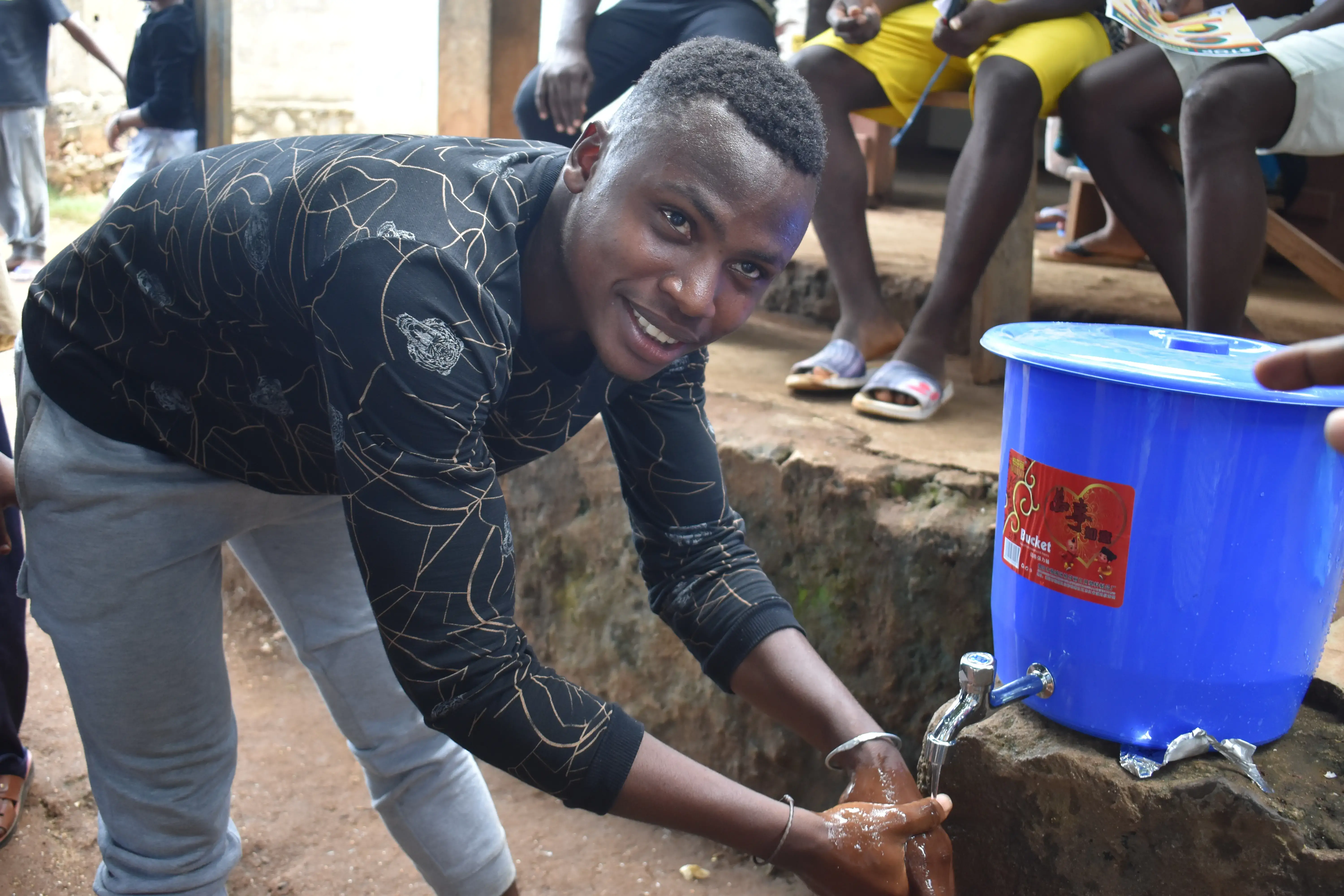 Coronavirus: Les associations des jeunes ont installé 300 points d'eau pour lutter contre le Covid-19. 